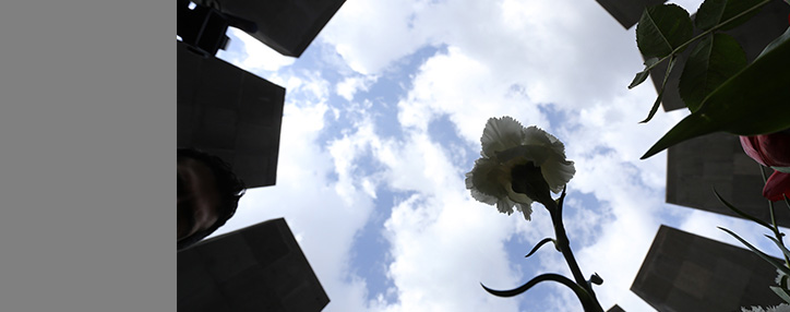 Ապրիլի 24–ին, քաղաքացիները SMS ուղարկելով, կհաստատեն իրենց մասնակցությունը օրվա խորհրդին, նրանց անունները կարտացոլվեն Ծիծեռնակաբերդի սյուներին