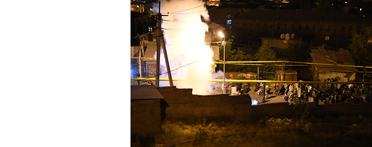 Полицейские разогнали шествие в поддержку захватившей полк ППС вооруженной группы