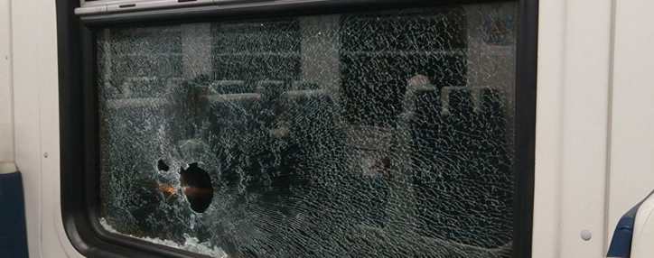 В Ереване поезд забросали камнями