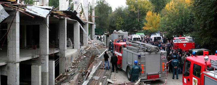 Более 10-ти человек пострадали при обрушении здания в центре Еревана – МЧС