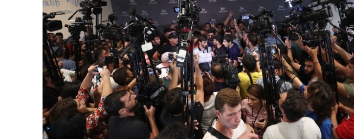 Участники протестной акции собирают подписи, требуя лишить полномочий судью, принявшего решение по делу Кочаряна