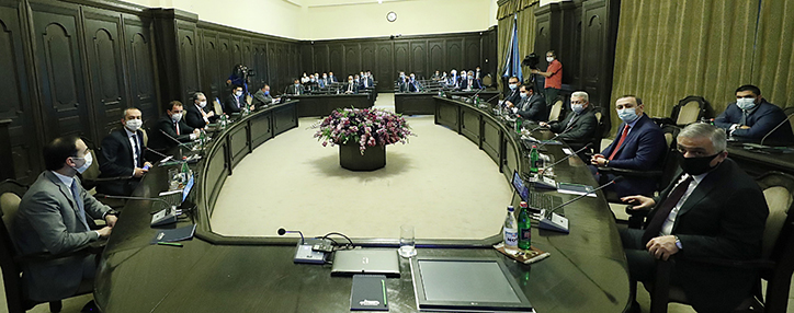 Пашинян заявил о необходимости ужесточения контроля за соблюдением установленных комендатурой норм поведения