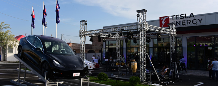 В Армении открылся специализированный салон электромобилей Tesla (ВИДЕО)