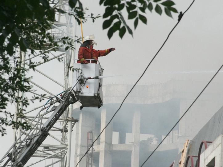 Пожарные на месте пожара в здании «Спайка» сносят стены для обеспечения прямого доступа к огню – МЧС