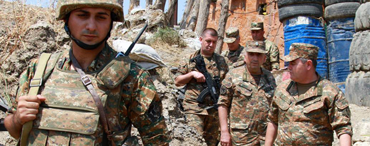 Начальник Генштаба ВС Армении ознакомился с ситуацией на передовой в Арцахе