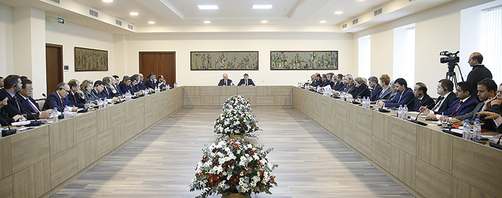 Armenian premier meets with foreign diplomats 