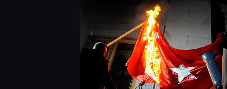 Факельное шествие армянской молодежи в Ереване началось с сожжения турецкого флага