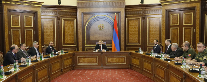 И.о. премьера Армении предложил разместить международных наблюдателей на армяно-азербайджанской границе и отвести ВС 