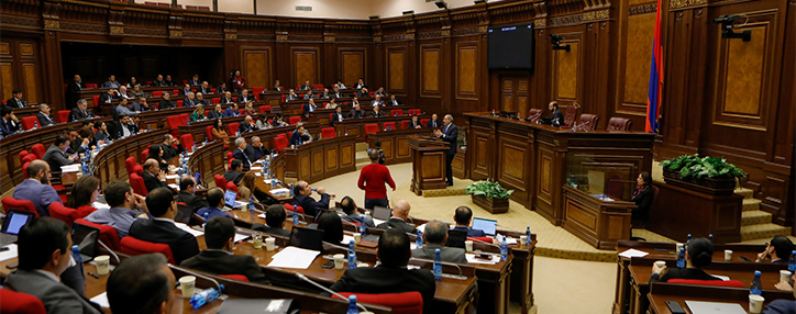 Парламент Армении обсуждает криминализацию нарушения режима самоизоляции