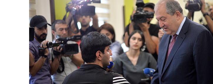 President visits wounded servicemen at rehab center