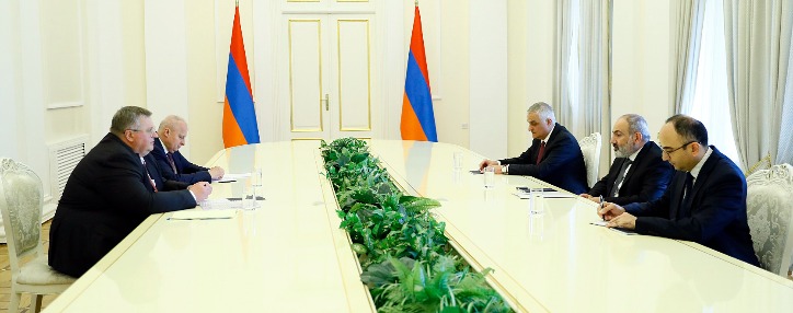 Премьер Армении обсудил с вице-премьером России разблокирование коммуникаций в регионе
