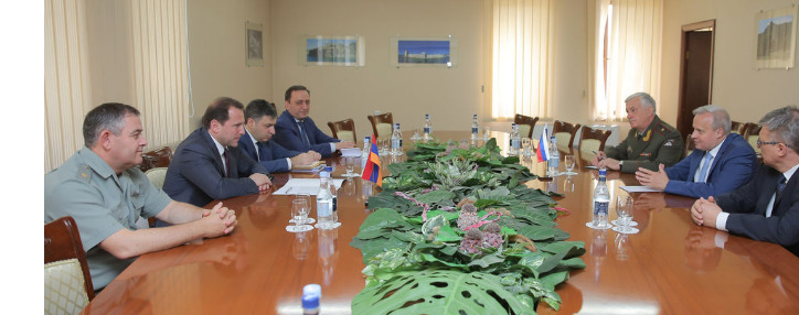 Министр обороны Армении и российский посол обсудили развитие стратегического партнерства