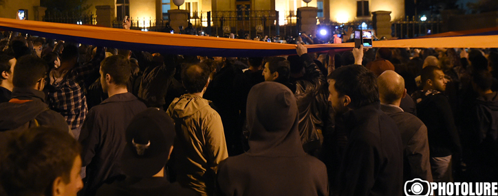 Митингующие организовали шествие к резиденции премьер-министра Армении