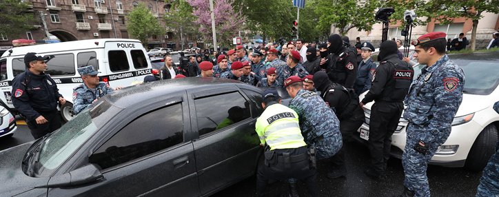 Երևանի կենտրոնի փողոցները կաթվածահար են, ցուցարարներին բերման են ենթարկում (ՖՈՏՈ)