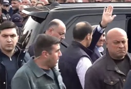 Пашинян покинул Оганаванк, не пообщавшись со СМИ Пашинян покинул Оганаванк, не пообщавшись со СМИ