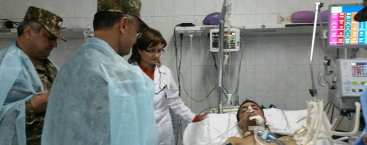 Министр обороны Армении посетил в госпитале раненых в Карабахе солдат