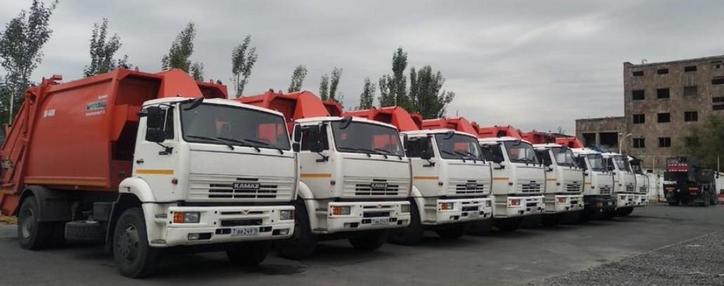 В Ереван привезены 4 новых мусоровоза