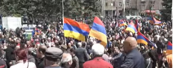 В Гюмри проходит митинг оппозиции, несмотря на инцидент с блокированием трассы