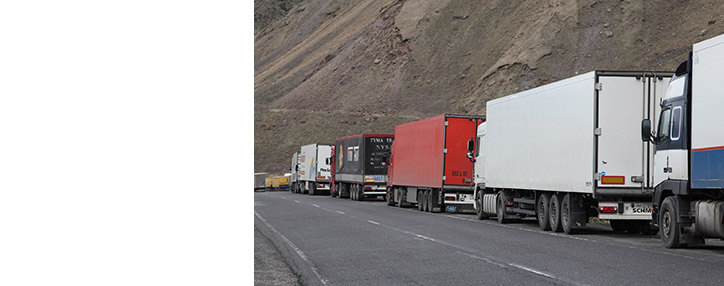 Минтранс Армении рассказал о ситуации с многокилометровой пробкой на КПП "Верхний Ларс"