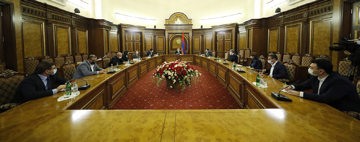 Пашинян обсудил с внепарламентскими политсилами Армении ситуацию в Карабахе