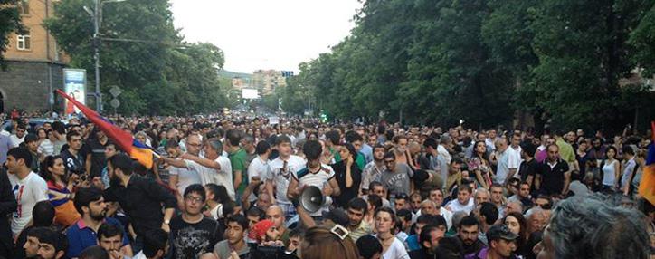 Зарубежные СМИ пытаются придать политическую окраску социально-экономической акции протеста в Ереване - эксперт