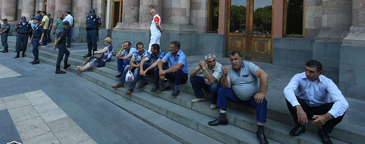 Представители Амулсарского рудника проводят акцию протеста у правительства Армении, власти просят подождать