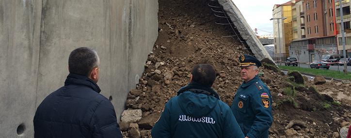 Երևանի կենտրոնական փողոցներից մեկում բետոնե հենապատ է փլուզվել. խափանվել է երթևեկությունը