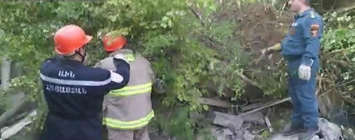 В Армении обрушилось двухэтажное жилое здание. Под завалами остались люди 