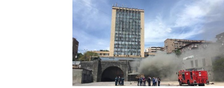 Արամի փողոցի թունելի մոտակայքում` հորանում, այրվում են «Փոքր Կենտրոն» թաղամասը սնուցող հոսանքալարերը (ՖՈՏՈ, ՎԻԴԵՈ)