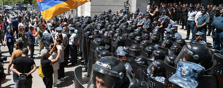 Оппозиция провела акции неповиновения в Ереване