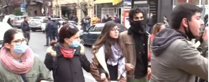 В Ереване требующие отставки Пашиняна перекрывают улицы 