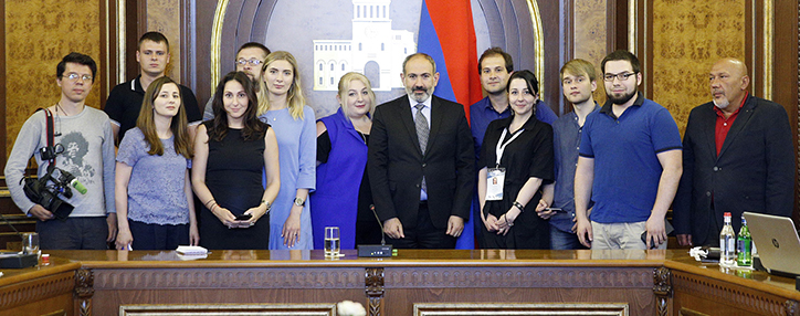 Pashinyan meets with Russian journalists
