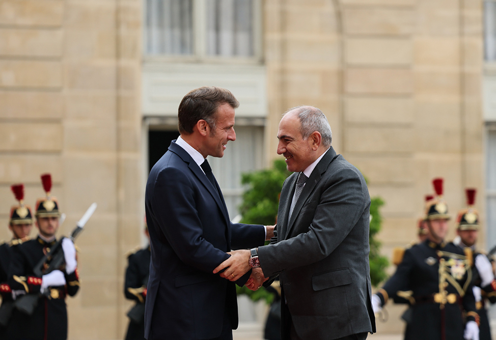 Макрон заявил Пашиняну о своей приверженности углублению сотрудничества с Арменией