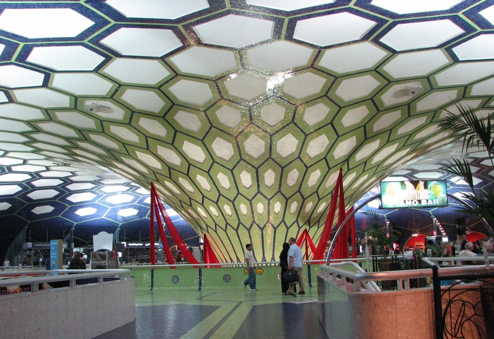 Аэропорт Абу-Даби открыли для безбилетников