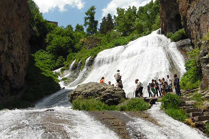 World Bank reports a recovery in tourism in Armenia.