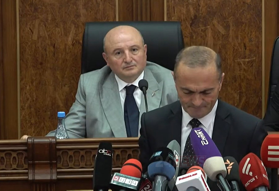 Совет старейшин Гюмри избрал мэром Вардана Гукасяна 