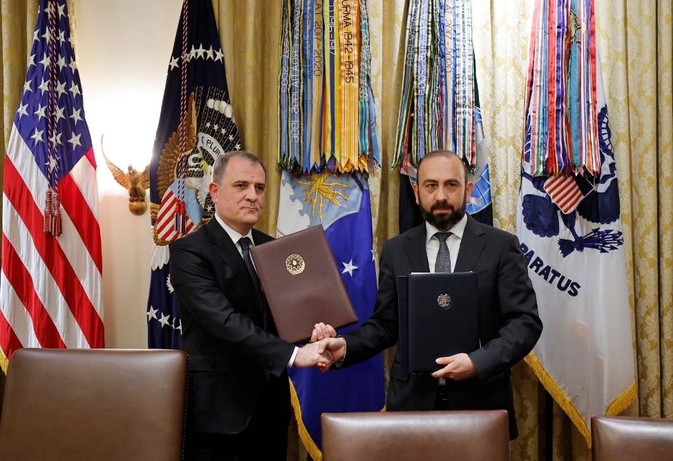 Мирзоян и Байрамов подписали Соглашение об установлении мира и межгосотношений между Арменией и Азербайджаном