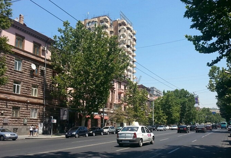 Авинян: рост числа машин и нарушения ПДД остаются главными причинами пробок в Ереване