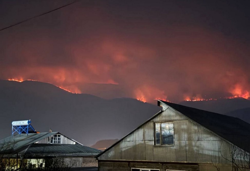 A fire is raging in Dilijan National Park; hundreds of firefighters, environmental patrols, and volunteers are involved in extinguishing it