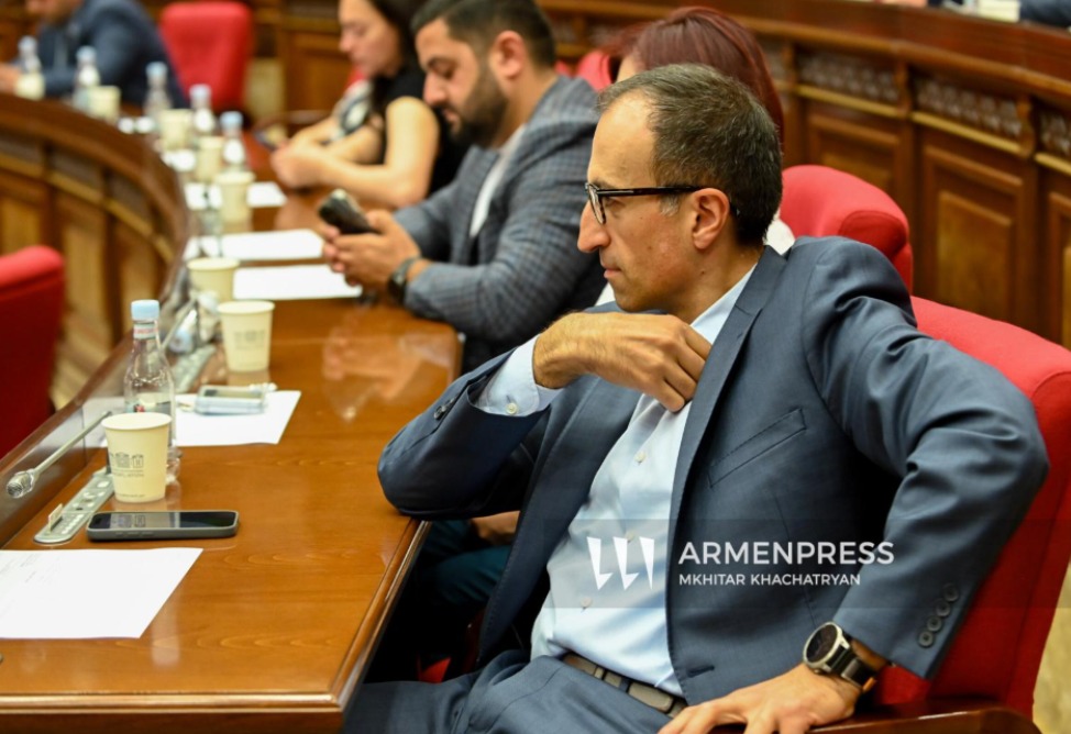 Арсен Торосян подал заявление о сложении мандата депутата