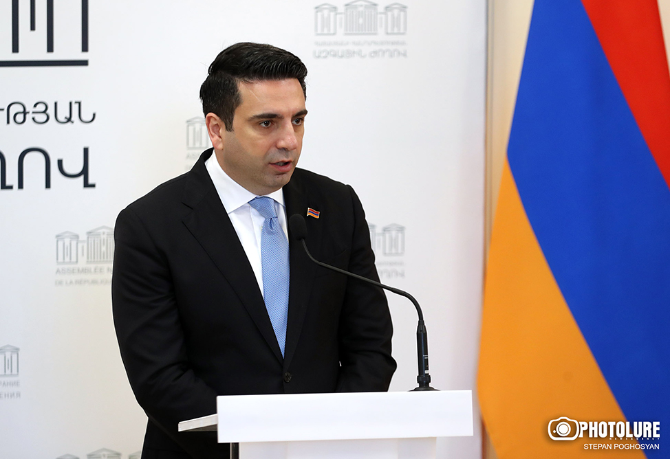 В Армении насчитывается более 10 000 уклонистов от армии: Ален Симонян - о новом законопроекте