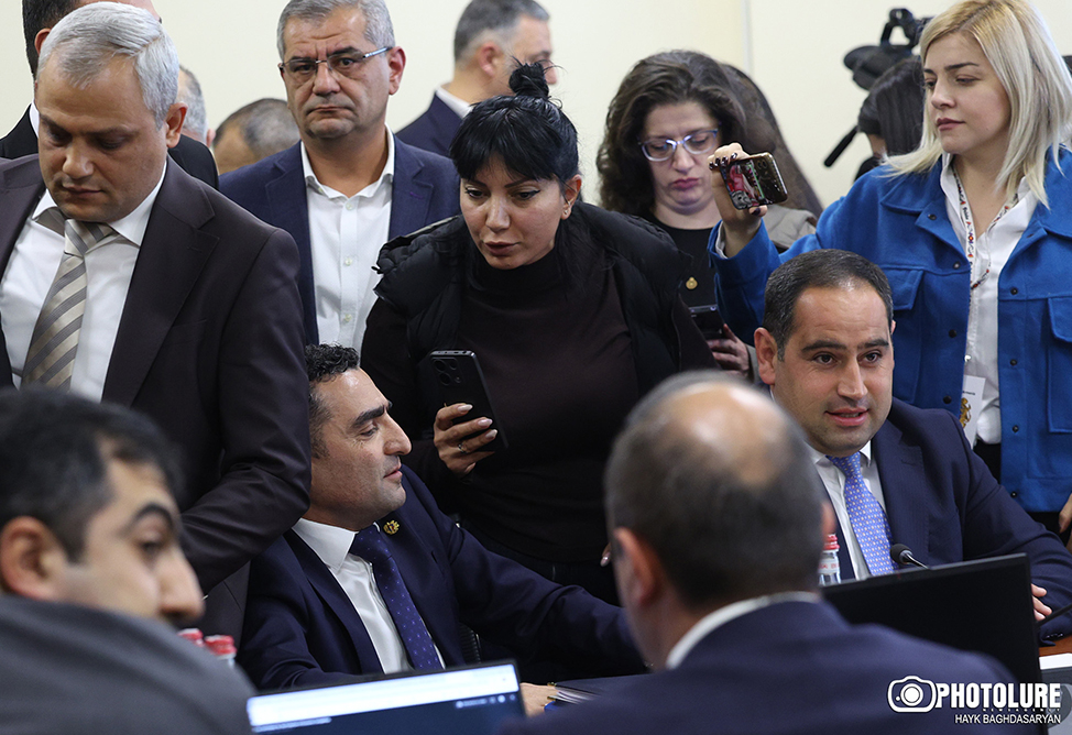 КРОУ, ЭСА, скандал