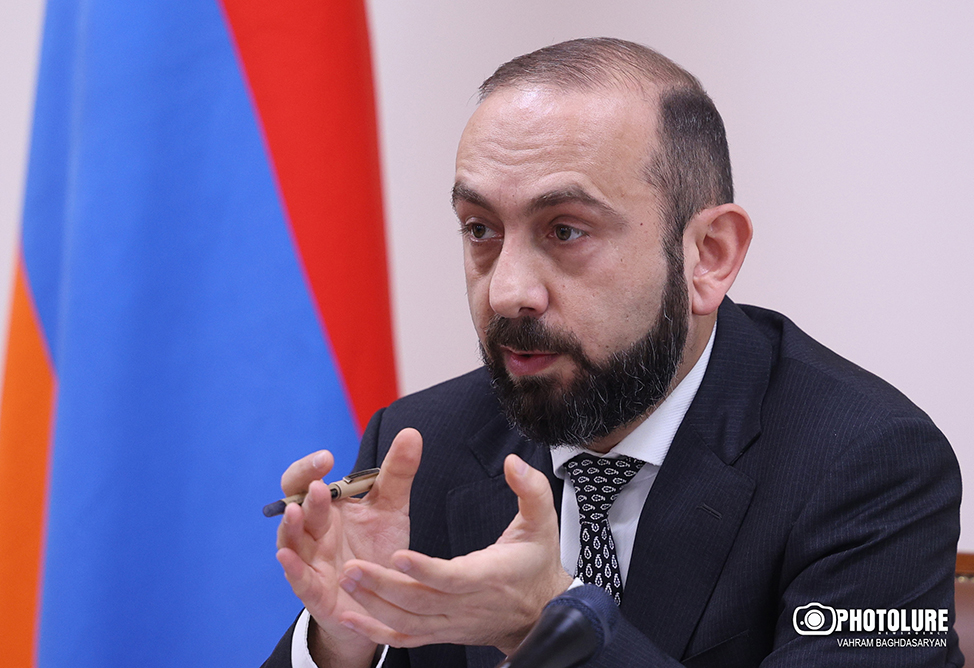 В Вашингтоне не обсуждался вопрос Конституции, обязательства перед третьей стороной ее менять нет - глава МИД Армении