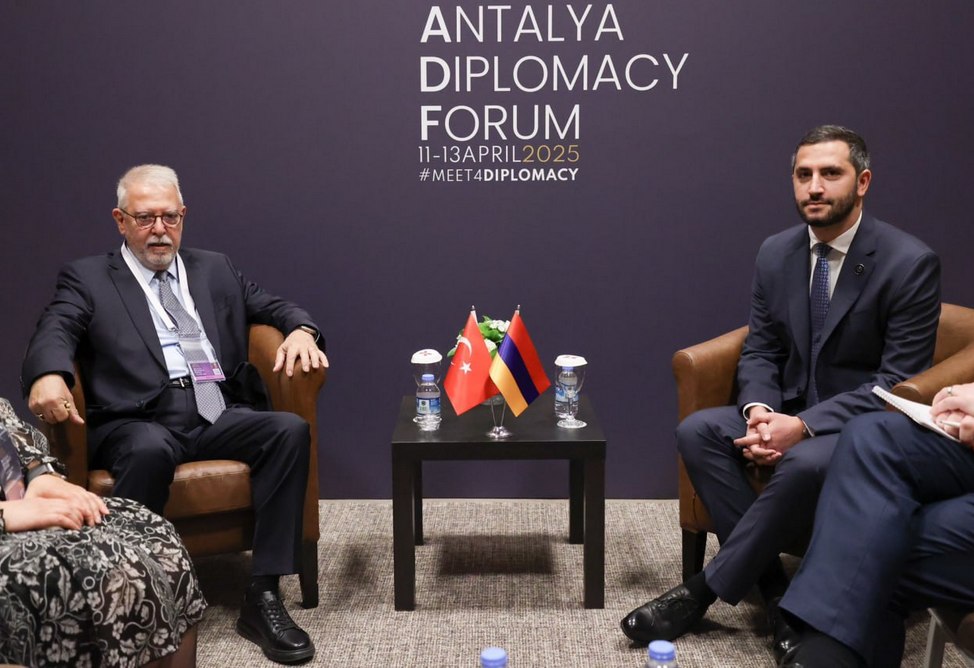 Армянский и турецкий эмиссары по нормализации отношений провели встречу в рамках Анталийского форума
