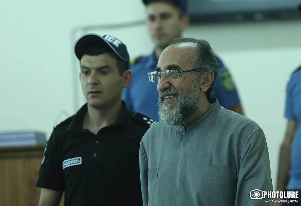 Архиепископ Микаэл Аджапахян останется под арестом, суд отклонил ходатайство о его освобождении