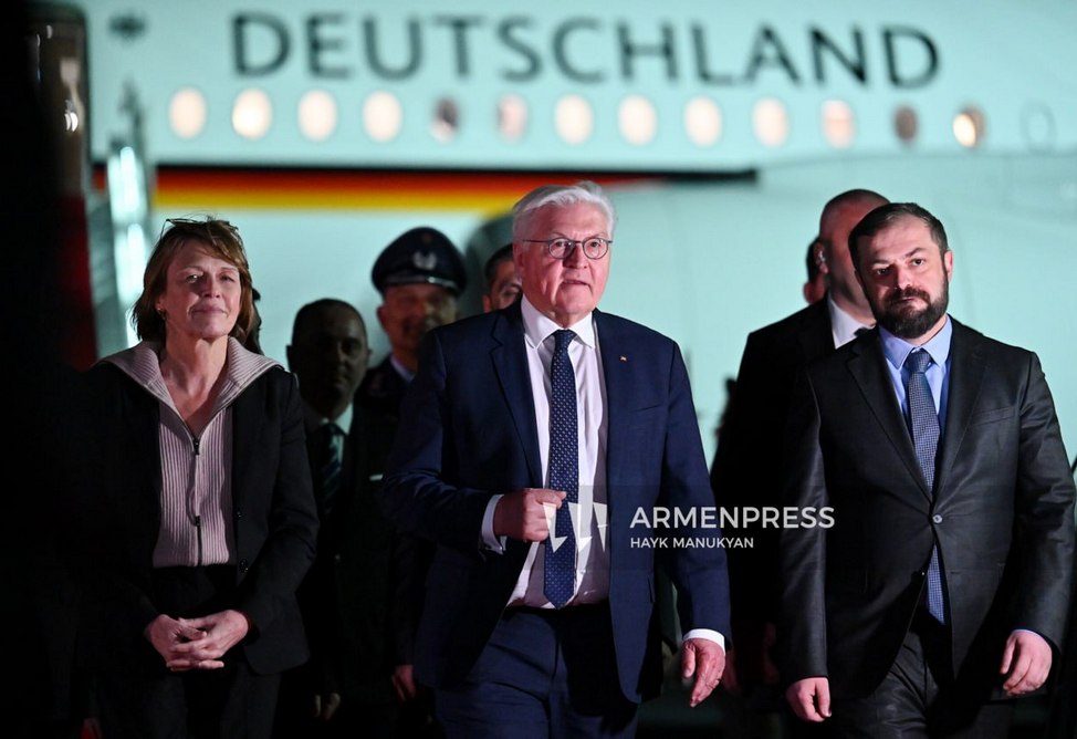 Президент Германии с супругой прибыли в Ереван  