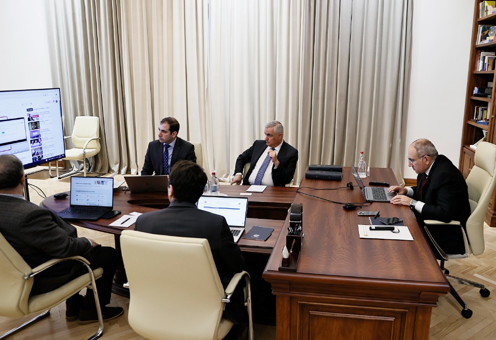 Փաշինյանը չկարողացավ միանգամից լրացնել եկամուտների հայտարարագիրը՝ փոխվարչապետի, ֆինանսների նախարարի և ՊԵԿ նախագահի ներկայությամբ (ՖՈՏՈ, ՎԻԴԵՈ)