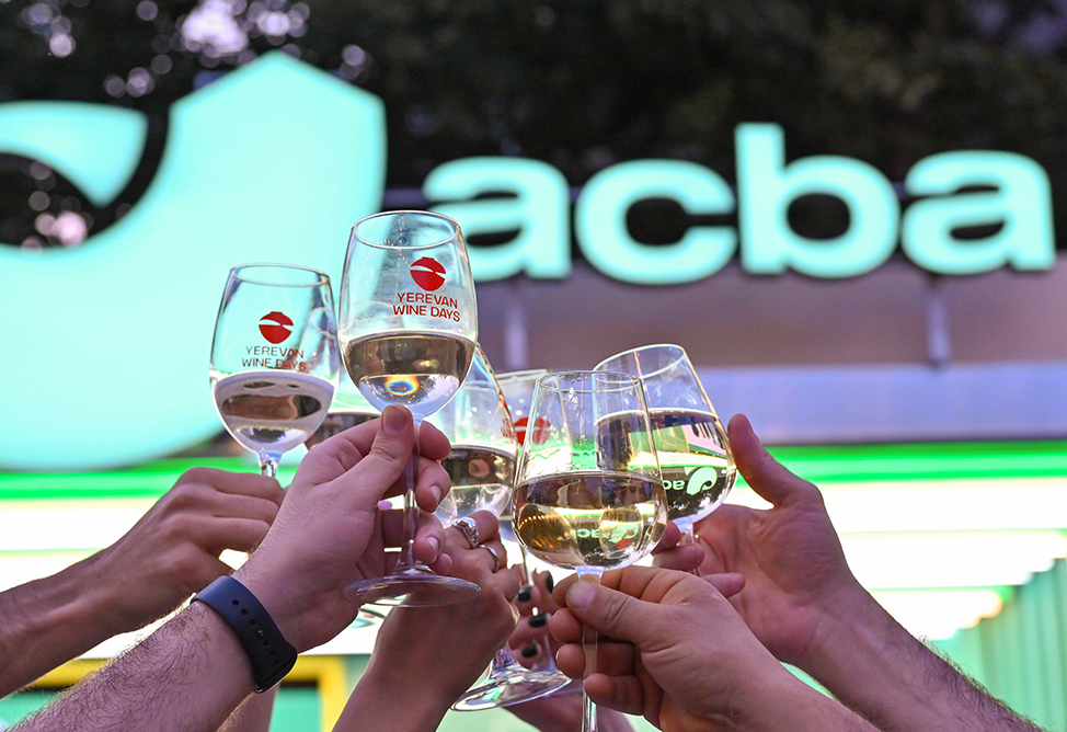 В Армении в пятый раз при поддержке Акба банка проходит крупнейший в регионе винный фестиваль (ВИДЕО)
