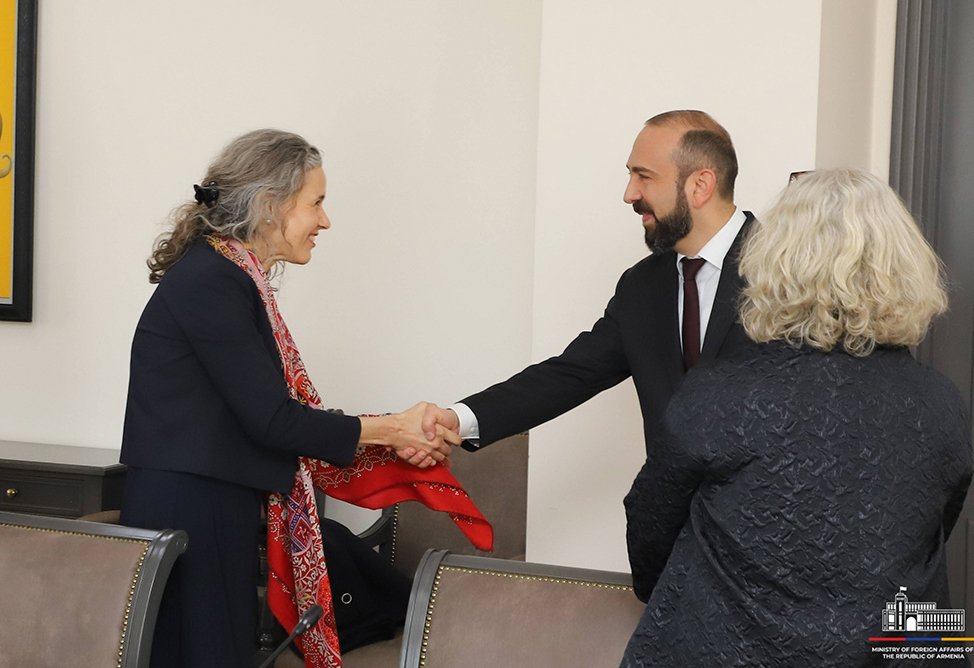 Мирзоян заявил спецпредставителю ЕС по Южному Кавказу о важности подписания мирного договора с Азербайджаном