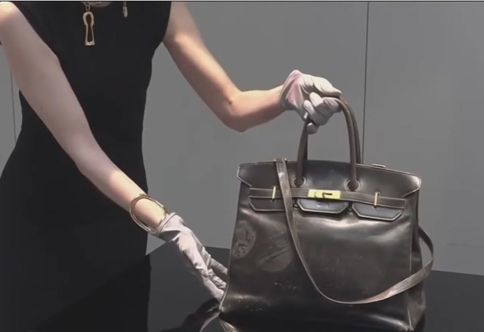 Легендарная сумка Birkin продана с аукциона за рекордные $10,1 млн. Легендарная сумка Birkin продана с аукциона за рекордные $10,1 млн.